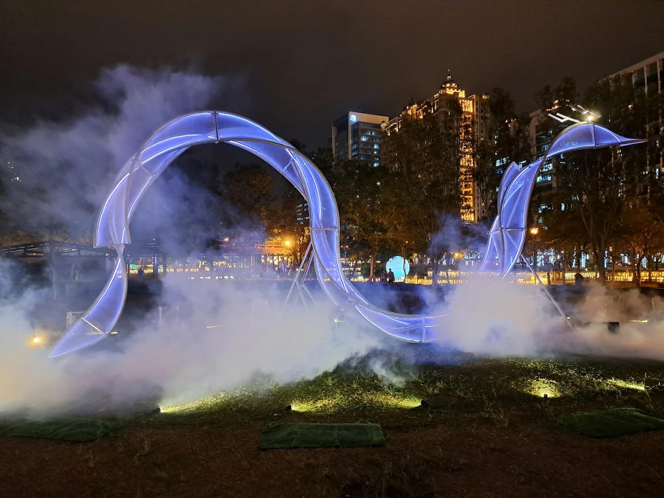 竹北光節期間，絢麗的燈光藝術裝置倒映在湖面上的浪漫景象