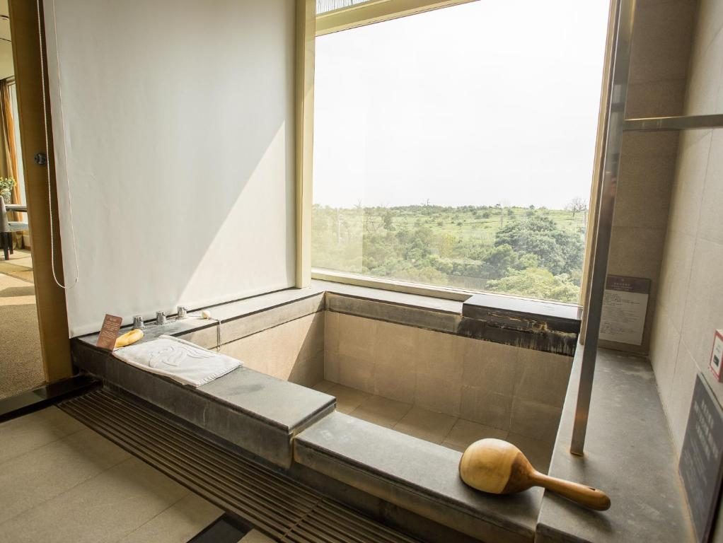 晚霞、湯氣、城市燈火：那晚我在台中烏日，泡了一場名為放鬆的湯