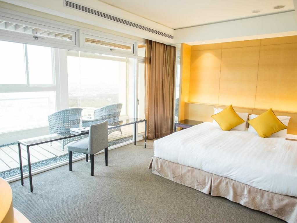 晚霞、湯氣、城市燈火：那晚我在台中烏日，泡了一場名為放鬆的湯