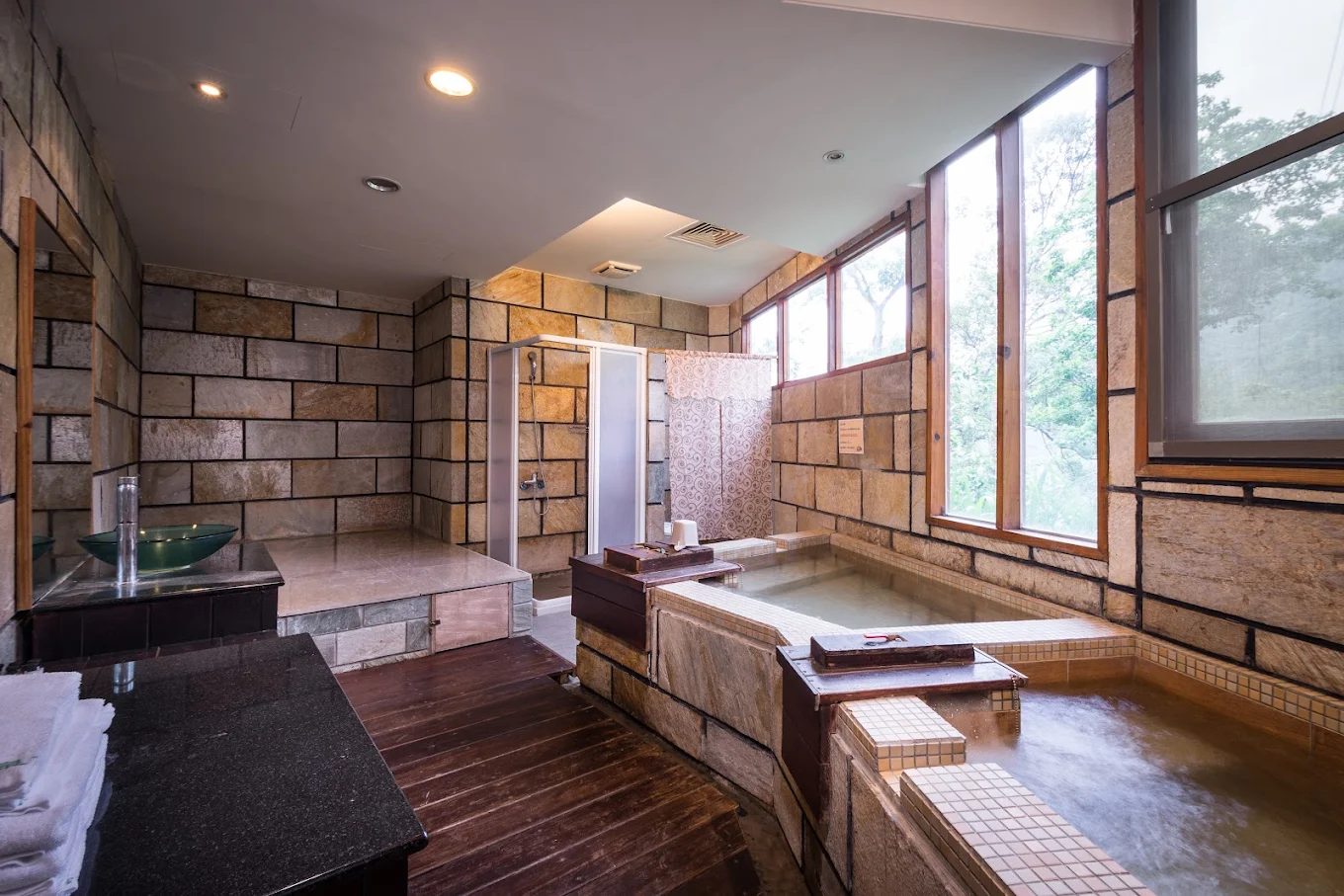 🌿 烏來隱藏版秘境！住進「山林溪谷泡湯房」，一泊含早餐只要 $2,380 起