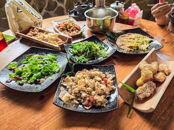 在南投溪頭的晨霧山林醒來，住進溪頭米堤大飯店的森林假期