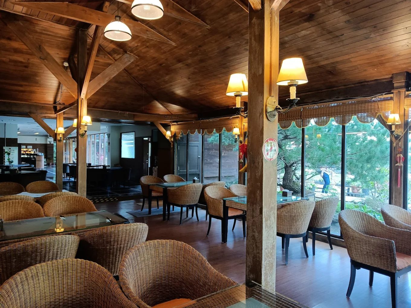 烏來溫泉住宿推薦｜隱身山谷的「淞呂溫泉會館」，泡一池美人湯、遠離塵囂只要 $2,380 起！