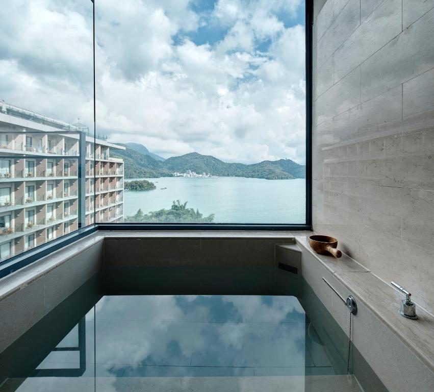 沿著湖岸走進夜色,入住雲品溫泉酒店的一晚湖景時光