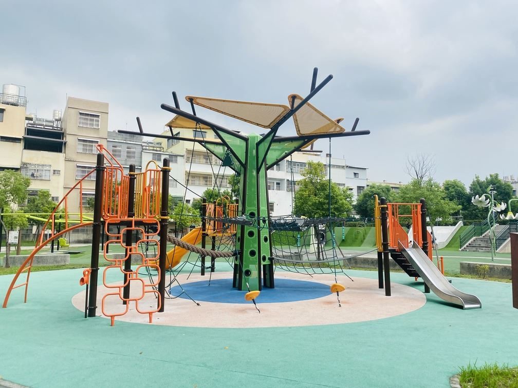 和平公園提供多樣化的共融遊樂設施，讓孩子們盡情放電