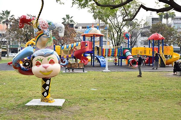 千禧公園與圖書館相互融合，營造出寧靜的文藝空間