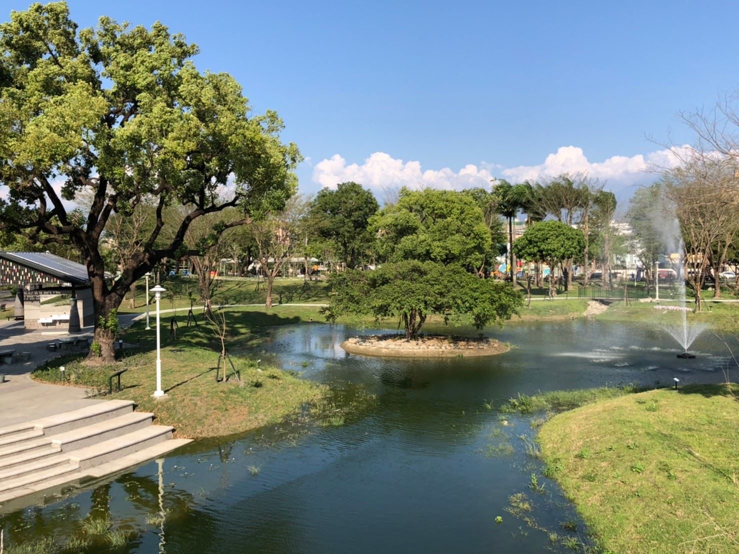 萬年公園的生態橋與溪流景觀，提供優質的散步環境