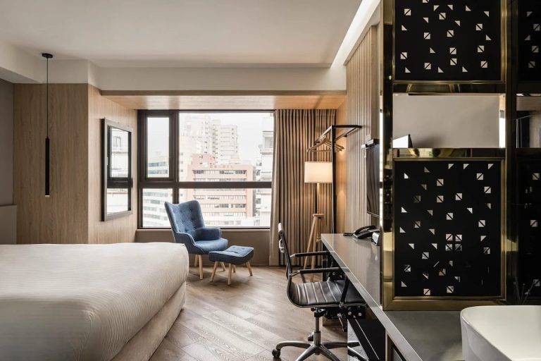 🚆 高雄行旅 HOTEL LEISURE Kaohsiung｜捷運旁平價飯店！雙人含早餐＋下午茶只要 $1,380 起，走路到愛河、駁二超方便