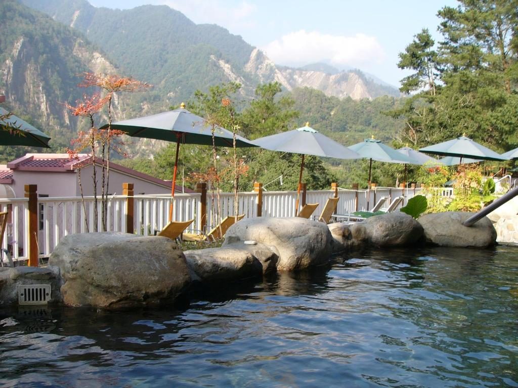 心累就往山裡逃——泡進谷關那池溫泉，像是被自然重新擁抱