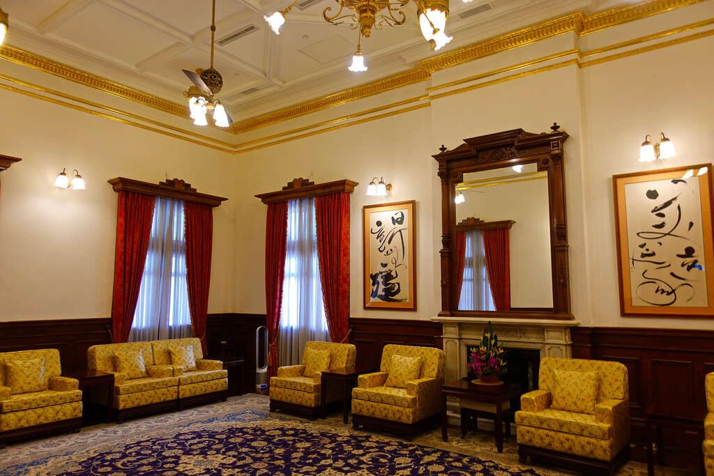 臺北賓館優美的白色歐式建築外觀，在凱達格蘭大道旁顯得格外靜謐典雅。