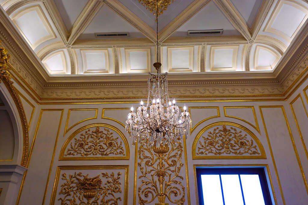 臺北賓館內部奢華的水晶燈與精緻的歐式天花板雕飾，展現了極致的工藝美學。