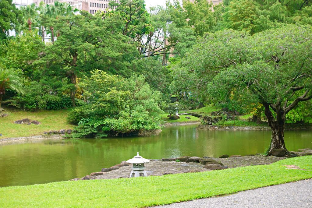 臺北賓館後方的池塘造景，呈現日式園林的寧靜與和諧，池面映照著建築剪影。