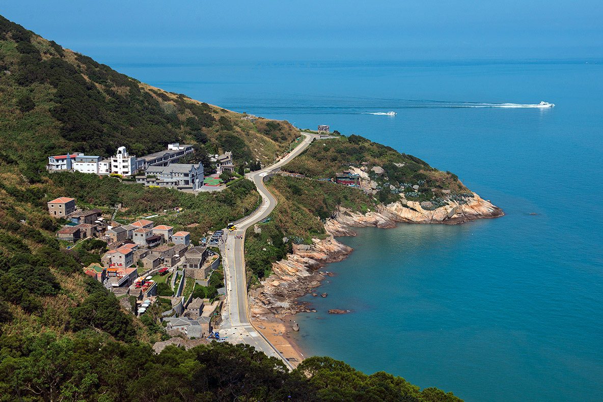 黃昏走進馬祖芹壁聚落石屋與坂里沙灘海岸，在浪聲與夕光裡慢慢看見島嶼風景