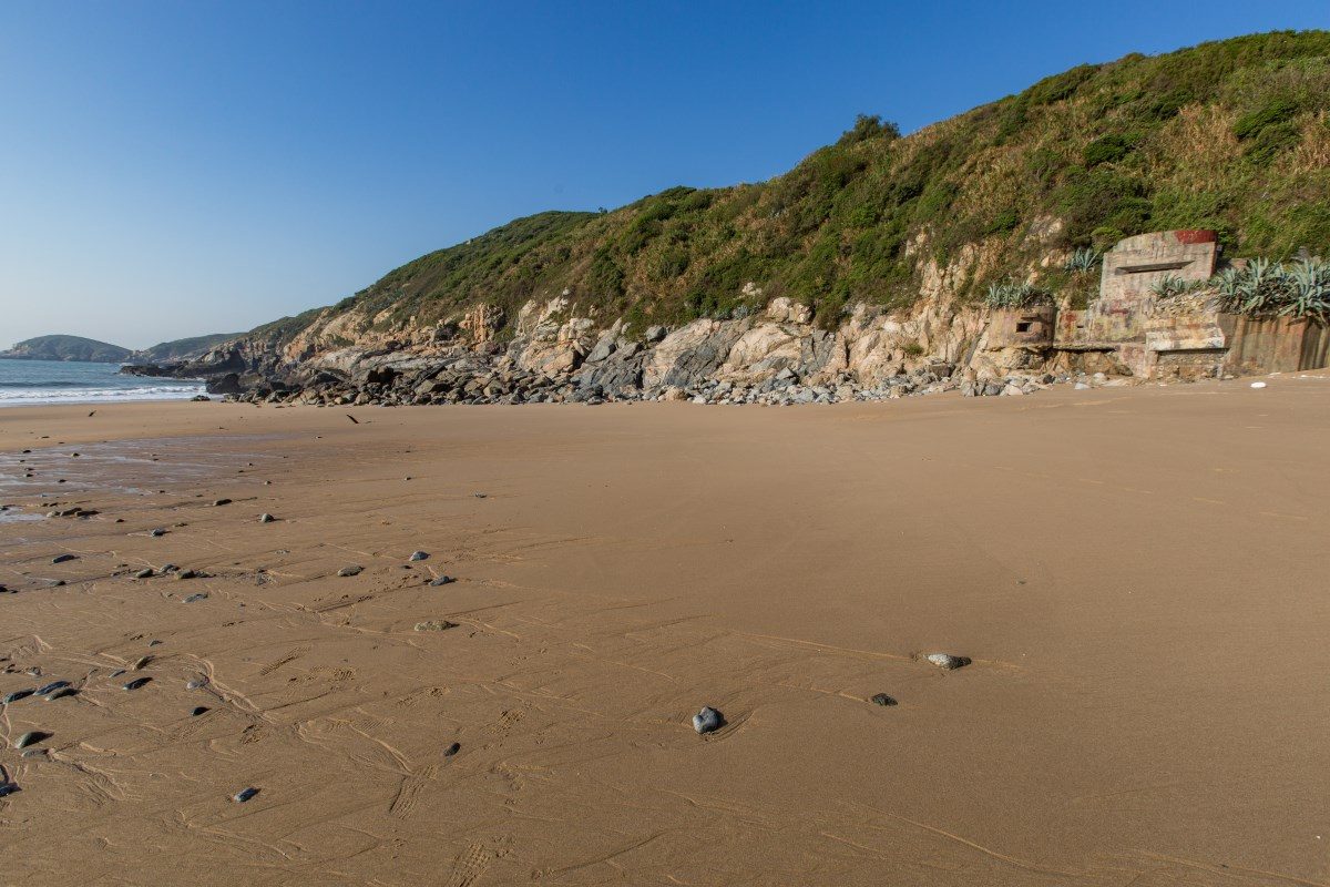 黃昏走進馬祖芹壁聚落石屋與坂里沙灘海岸，在浪聲與夕光裡慢慢看見島嶼風景