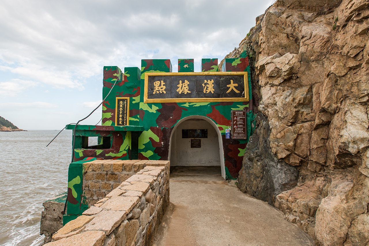 黃昏走進馬祖芹壁聚落石屋與坂里沙灘海岸，在浪聲與夕光裡慢慢看見島嶼風景