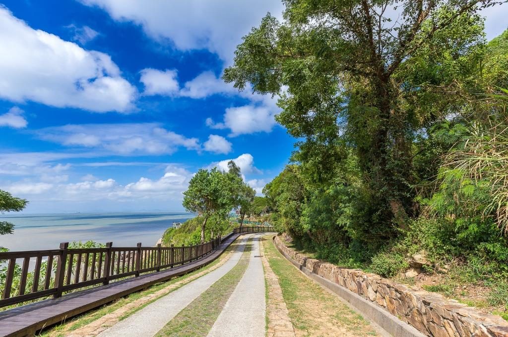 從津沙石屋慢慢走到雲台山山頂，馬祖南竿的海風與島嶼視野在眼前展開