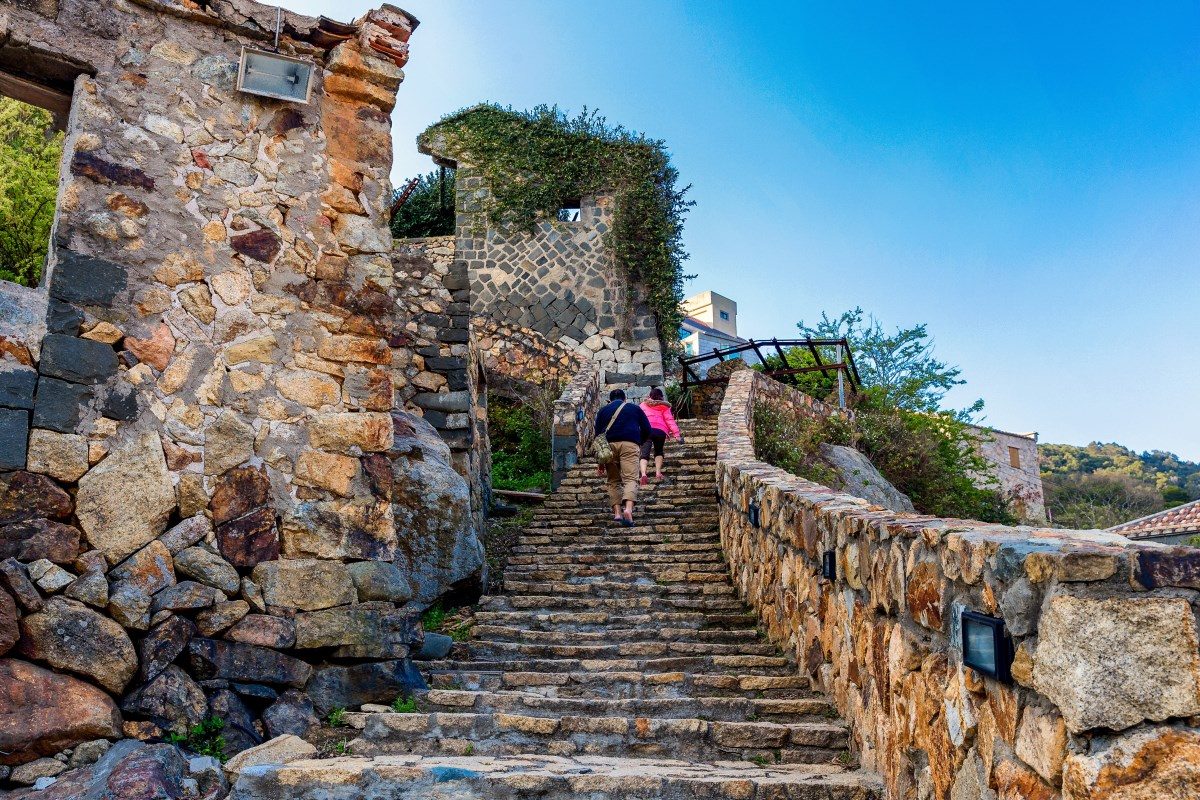 在馬祖南竿與北竿之間慢慢行走，從芹壁石屋到雲臺山視野，讓海風帶你看見群島輪廓