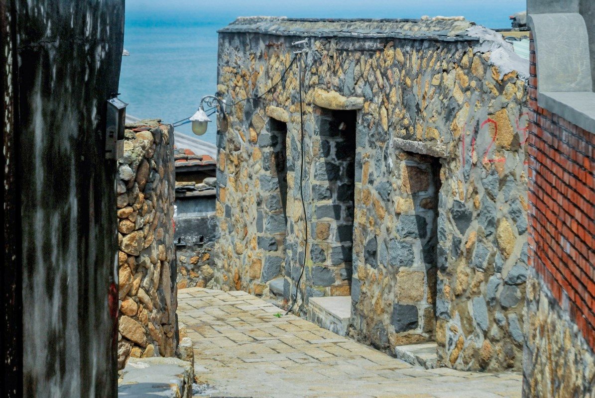 從津沙石屋慢慢走到雲台山山頂，馬祖南竿的海風與島嶼視野在眼前展開