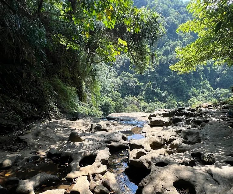 三貂嶺瀑布群著名的壺穴地形，由河流長年鑿蝕而成