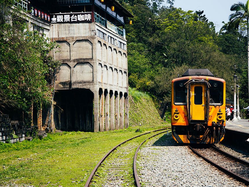 當列車停靠菁桐老街月台，你會想在這座山城多待一會
