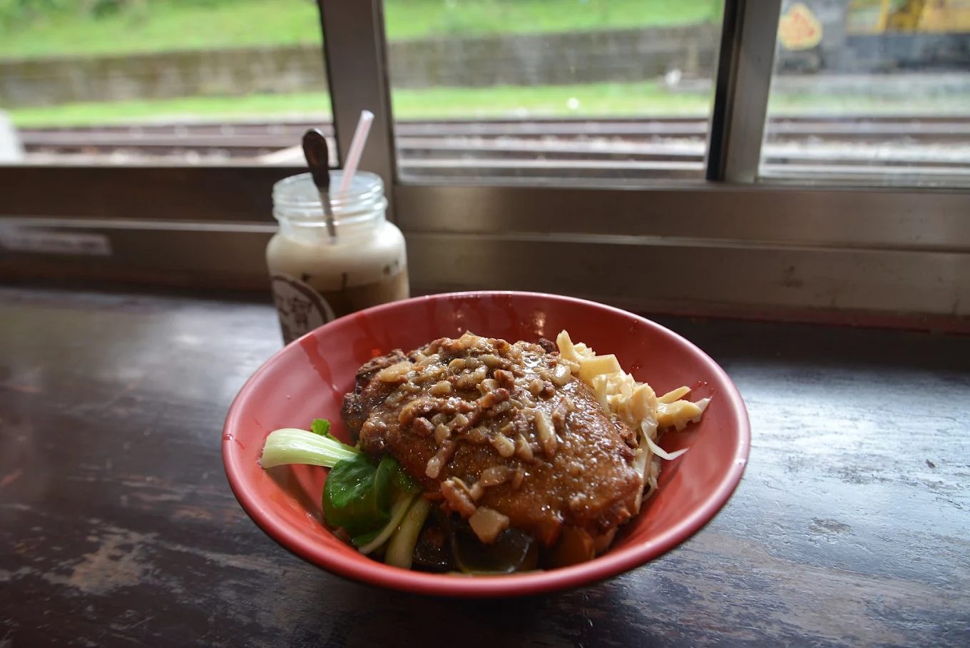 當列車停靠菁桐老街月台，你會想在這座山城多待一會