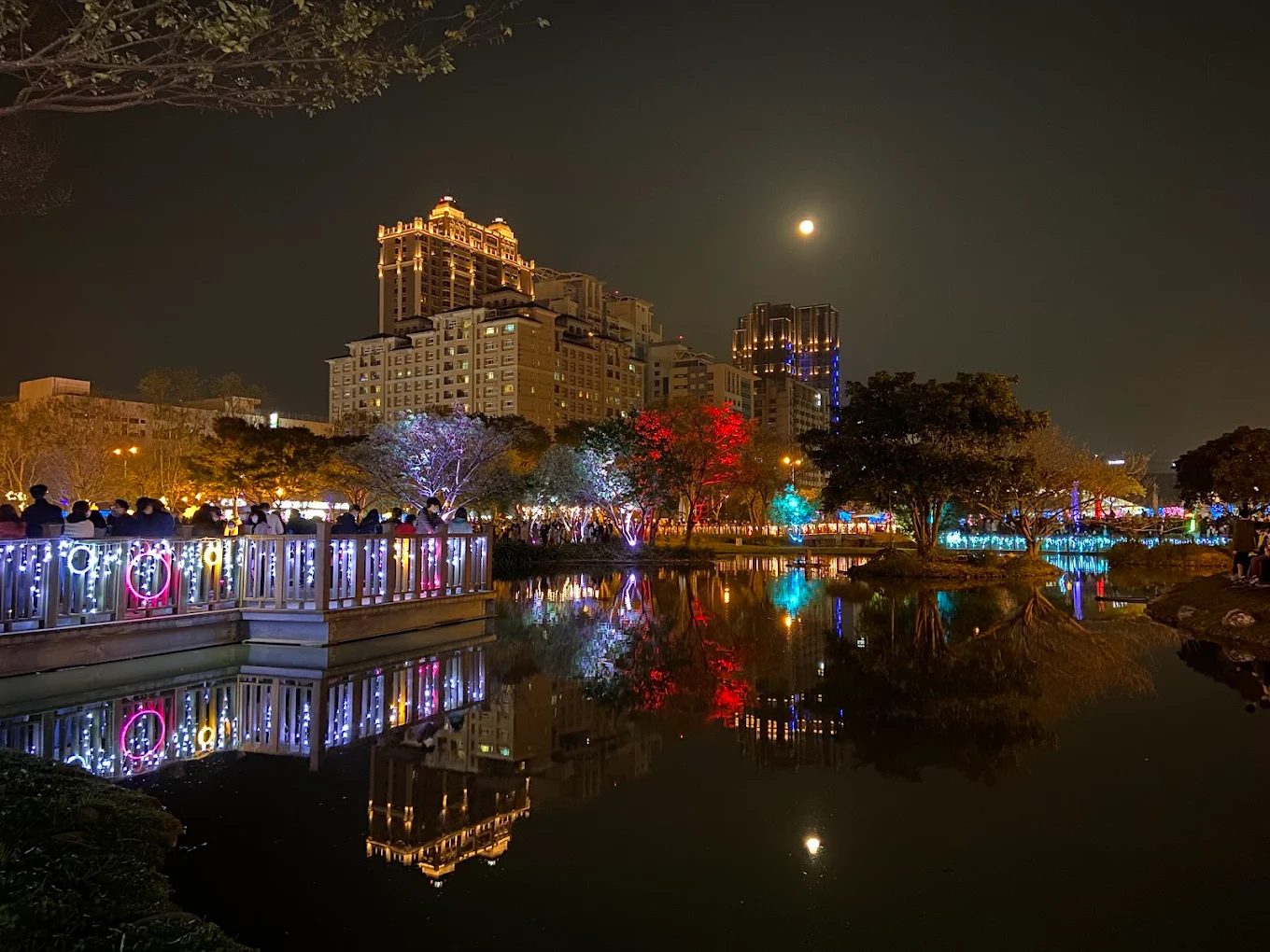 🌳 竹北水圳森林公園全攻略｜高鐵旁的親子散步天堂，綠意步道×野餐草坪×光節夜景