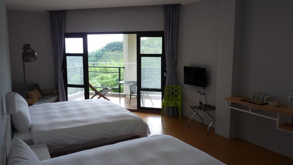 有晴天民宿房間角落，展現簡約生活的態度