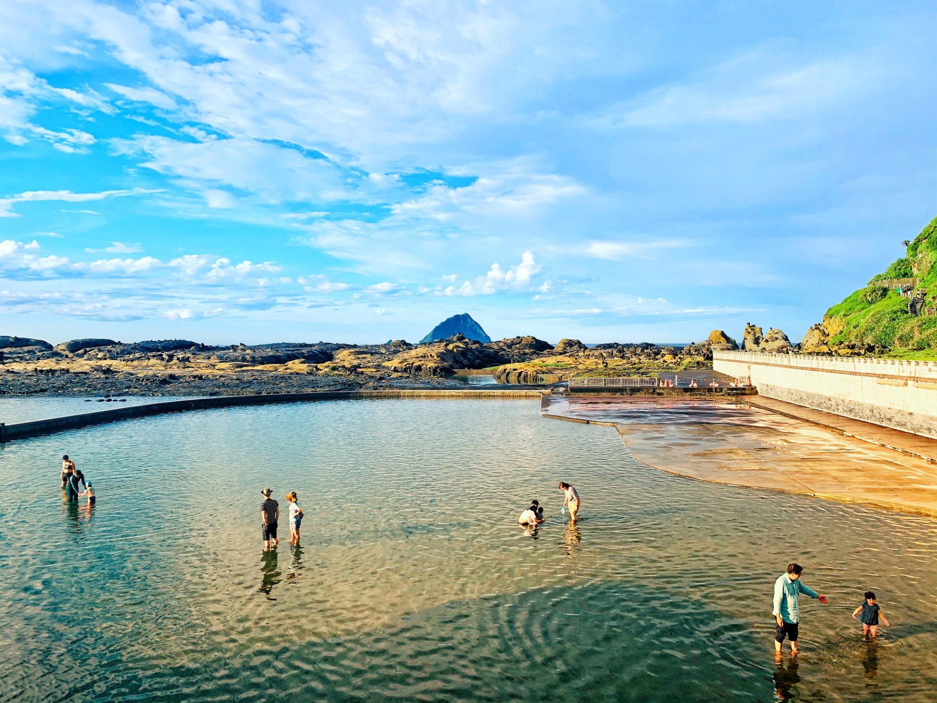夏天最後一場浪|和平島親親水池倒數開放中,這波不衝不行!