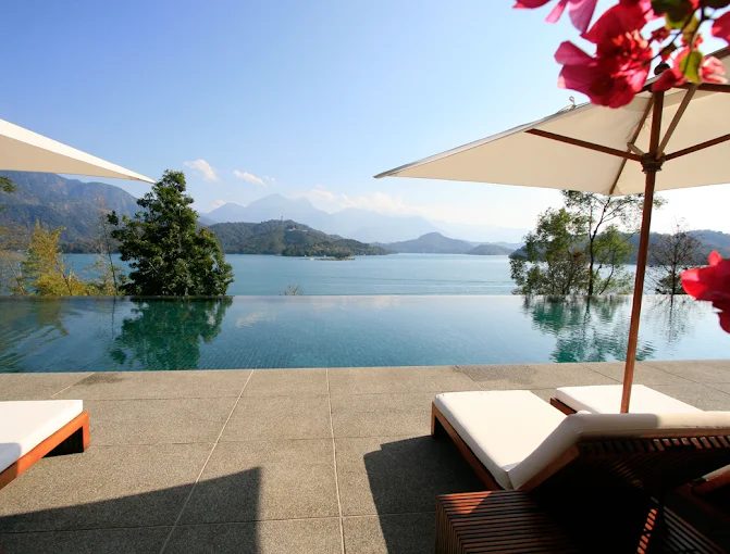 在晨霧與湖光中醒來，一場與山水共眠的旅程｜慢遊日月潭：涵碧樓裡的禪意與風景對話