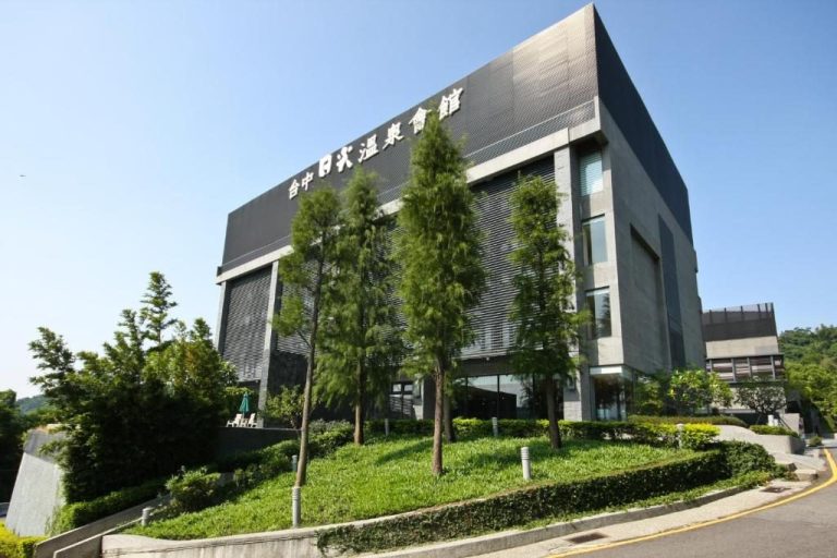 當溫泉遇見晨霧，在山林裡泡湯、在風裡放鬆｜住進台中日光溫泉會館，與自然共呼吸