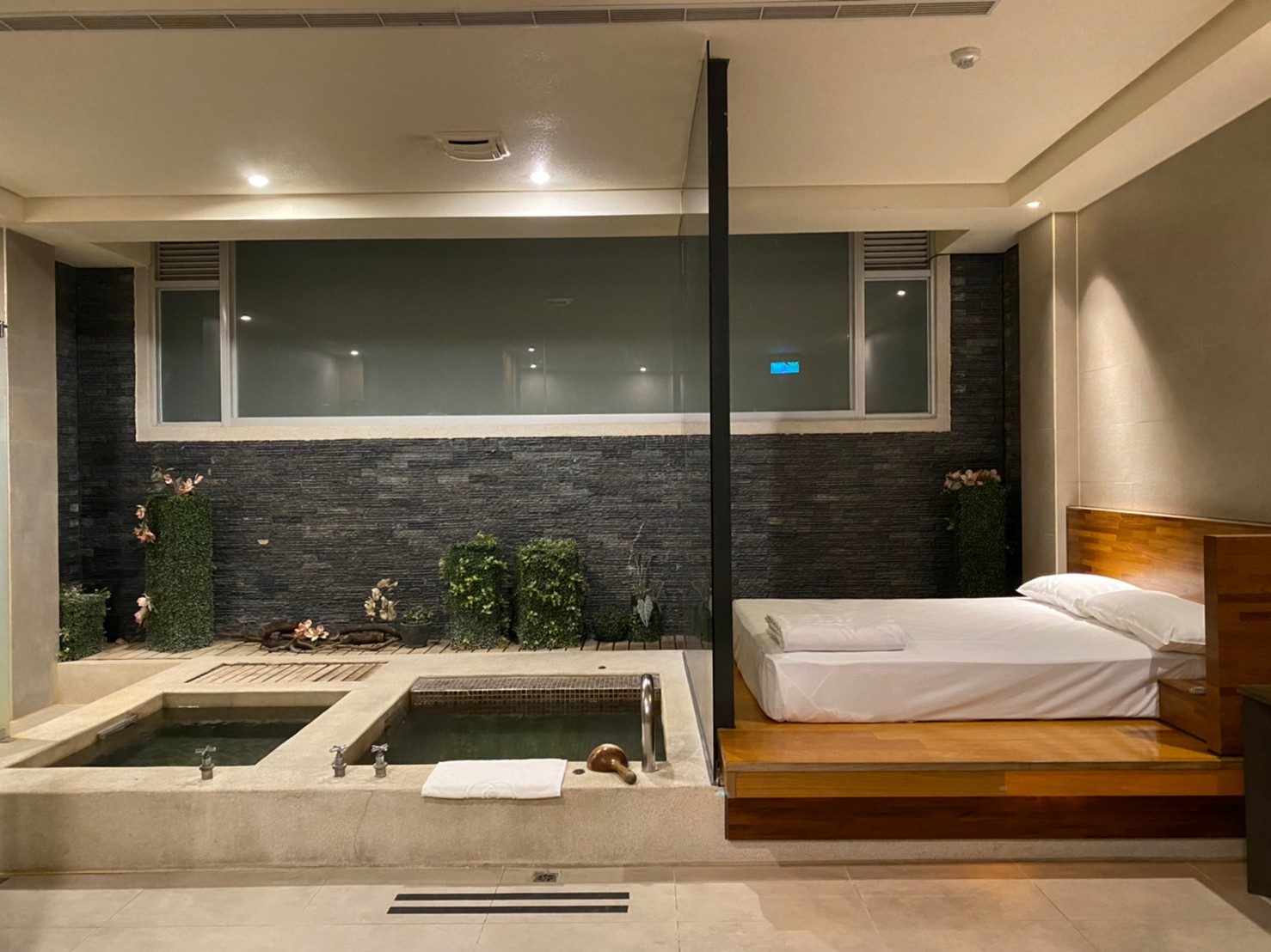 當溫泉遇見晨霧，在山林裡泡湯、在風裡放鬆｜住進台中日光溫泉會館，與自然共呼吸