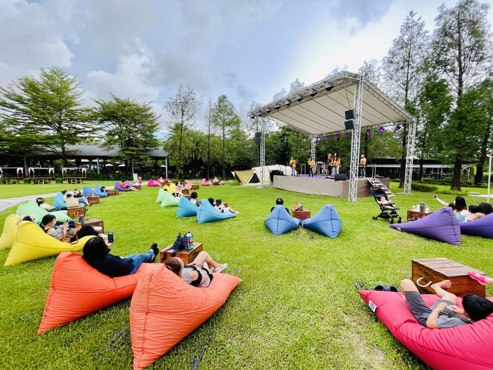 午後的飛機、草原與孩子的笑聲｜在高雄的天空下，與動物共享幸福時光的地方—淨園農場