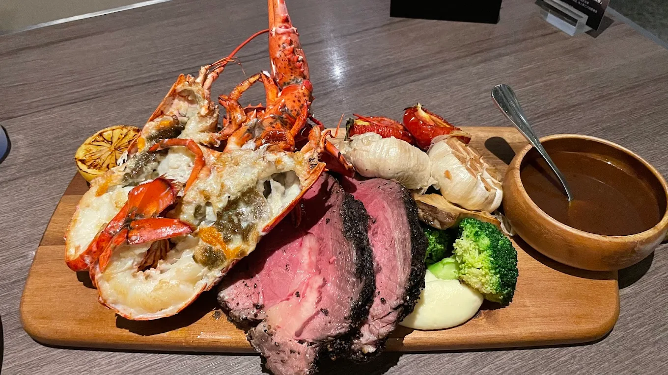 城市喧囂外的靜謐奢華｜沉浸於紅酒香與夜色泳池的台北晶華酒店