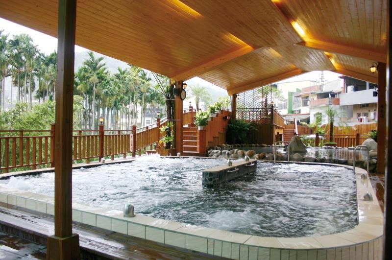 藏在群山裡的暖湯秘境，靜靜流淌的溫度，在山霧中泡一場美人湯──泰安溫泉的慢活時光