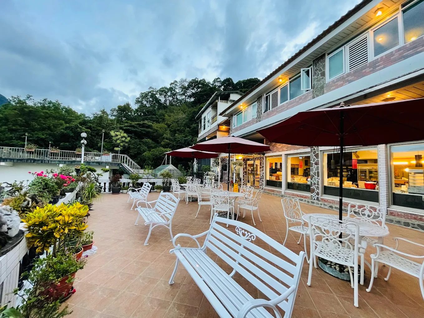 🌿 烏來泡湯住宿推薦｜泉世界溫泉會館 一泊二食 $2,499 起