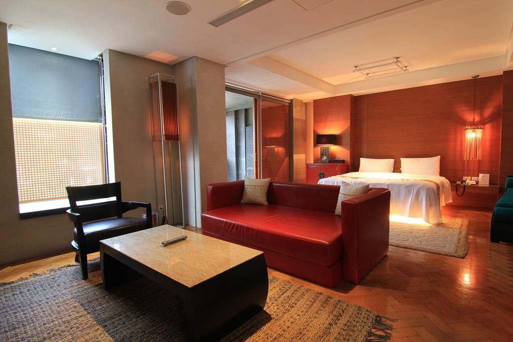 住一晚露泉渡假溫泉館，讓谷關的山風與熱湯包圍夜晚