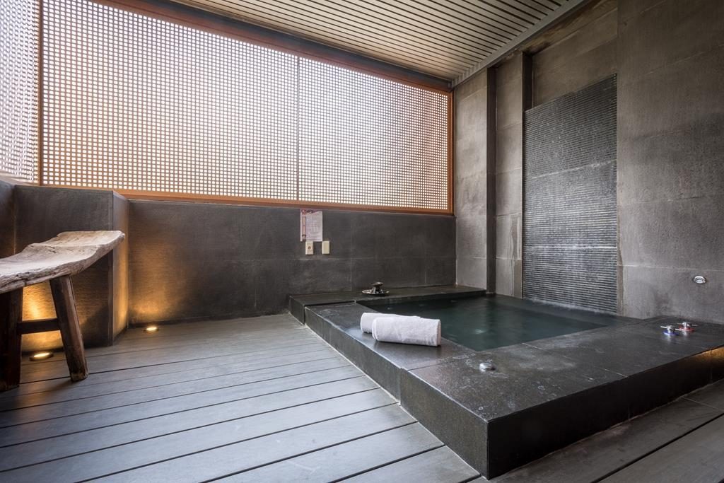 住一晚露泉渡假溫泉館，讓谷關的山風與熱湯包圍夜晚