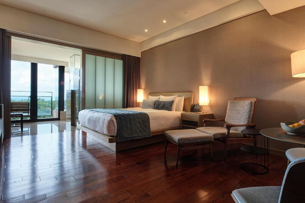 在日月潭湖光晨昏之間，選一間旅宿慢慢住進湖畔風景裡