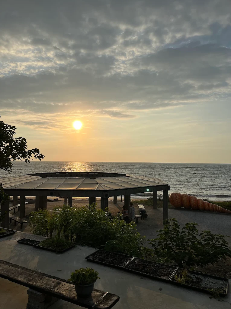 🌊 北海岸最療癒海邊秘境｜三芝「我們在海邊」海景咖啡廳，一覽無遺的藍色地平線