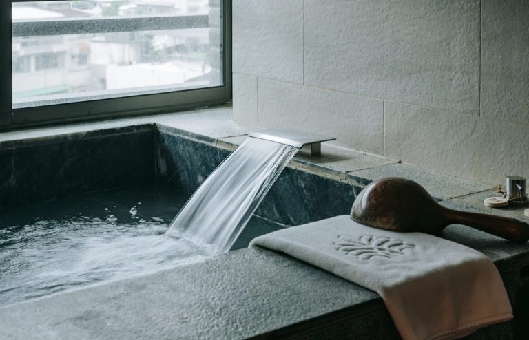 不必遠行的度假,當霧氣、泉香與木香交融,城市慢了下來,在北投老爺酒店泡一場安靜的幸福