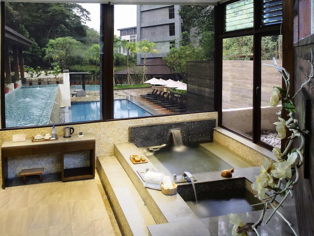 在日月潭湖畔醒來，從湖景飯店走進晨霧與夜色流動的假期節奏