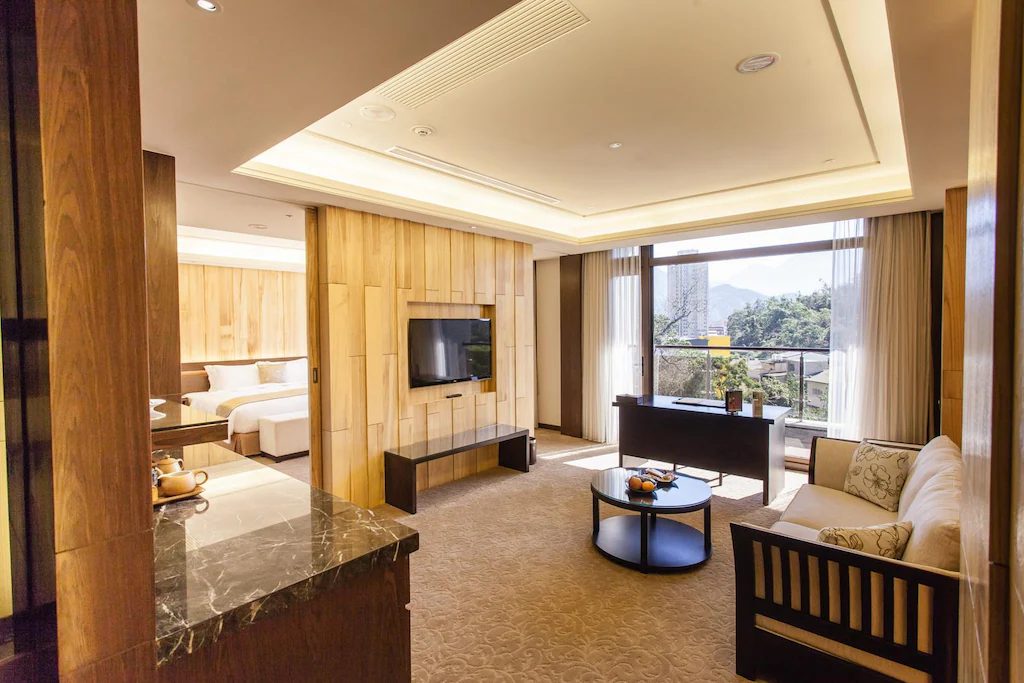 在日月潭湖畔醒來，從湖景飯店走進晨霧與夜色流動的假期節奏