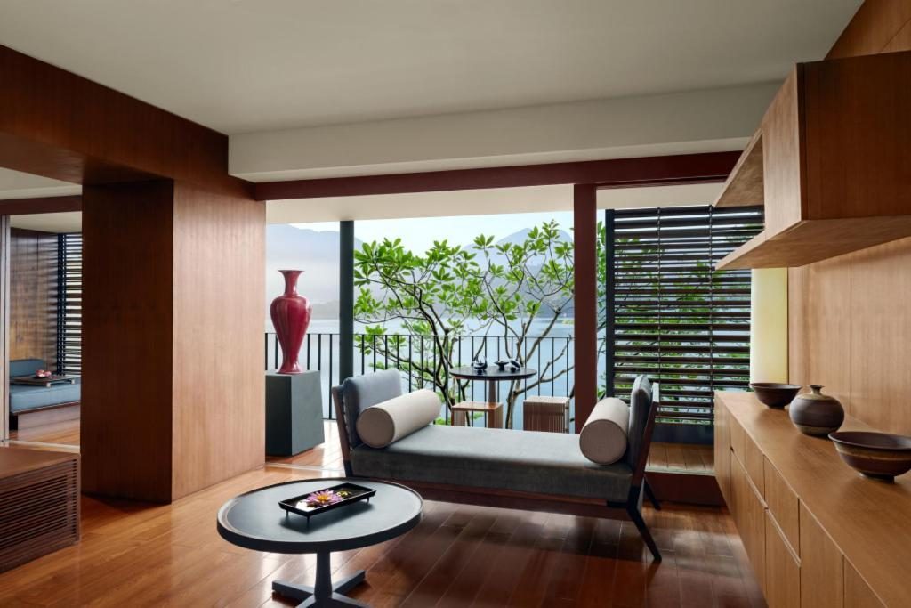 在日月潭湖畔醒來，從湖景飯店走進晨霧與夜色流動的假期節奏