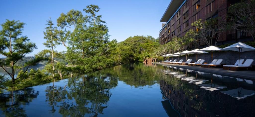 在日月潭湖畔醒來，從湖景飯店走進晨霧與夜色流動的假期節奏