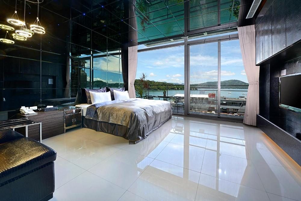 在日月潭湖畔醒來，從湖景飯店走進晨霧與夜色流動的假期節奏