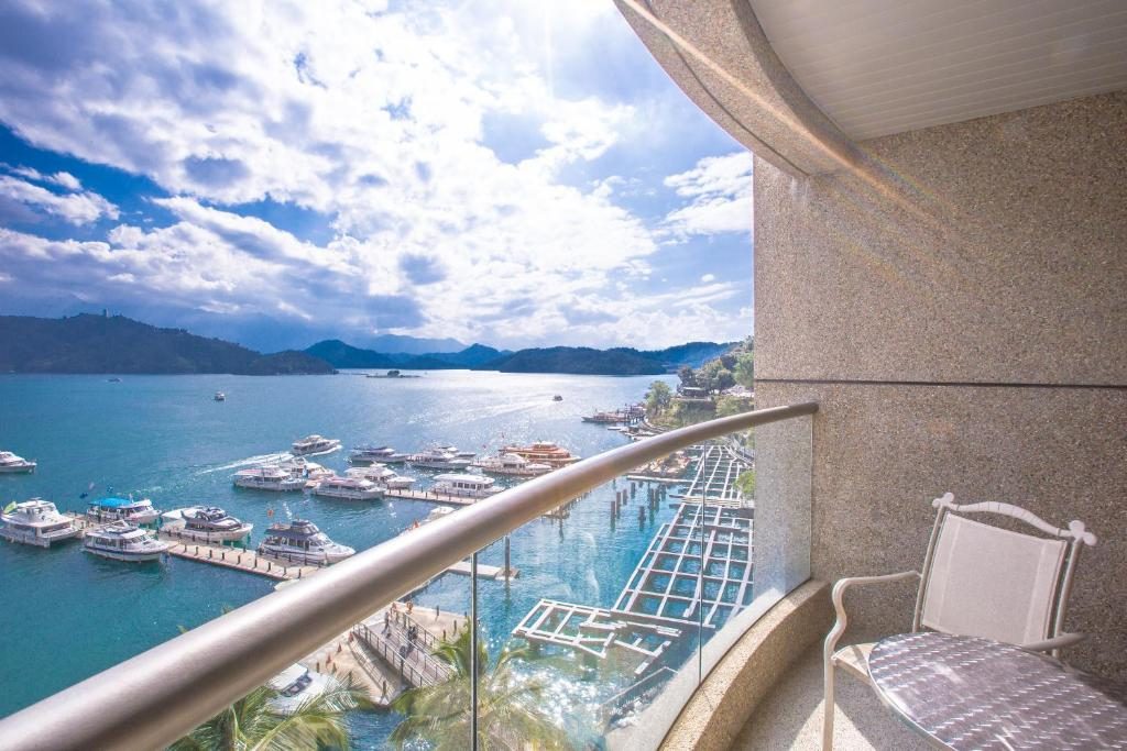 在日月潭湖畔醒來，從湖景飯店走進晨霧與夜色流動的假期節奏