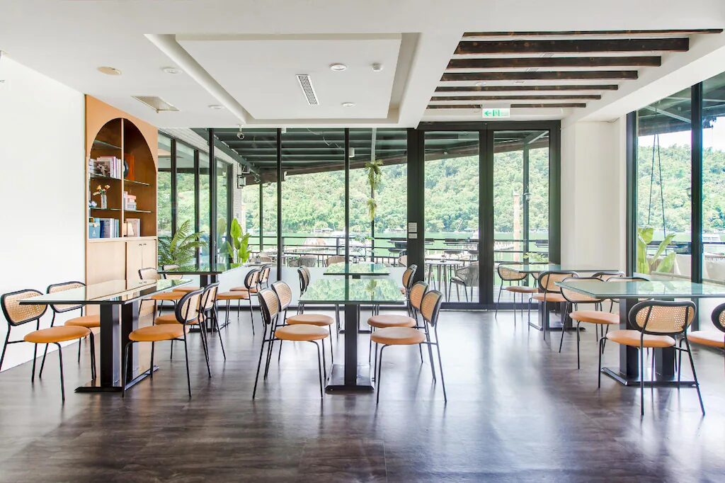 當霧氣散開,你在日月潭水漾民宿喝咖啡|那一刻,世界好安靜