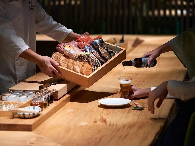 晴山日本料理餐廳內師傅正專注地處理食材