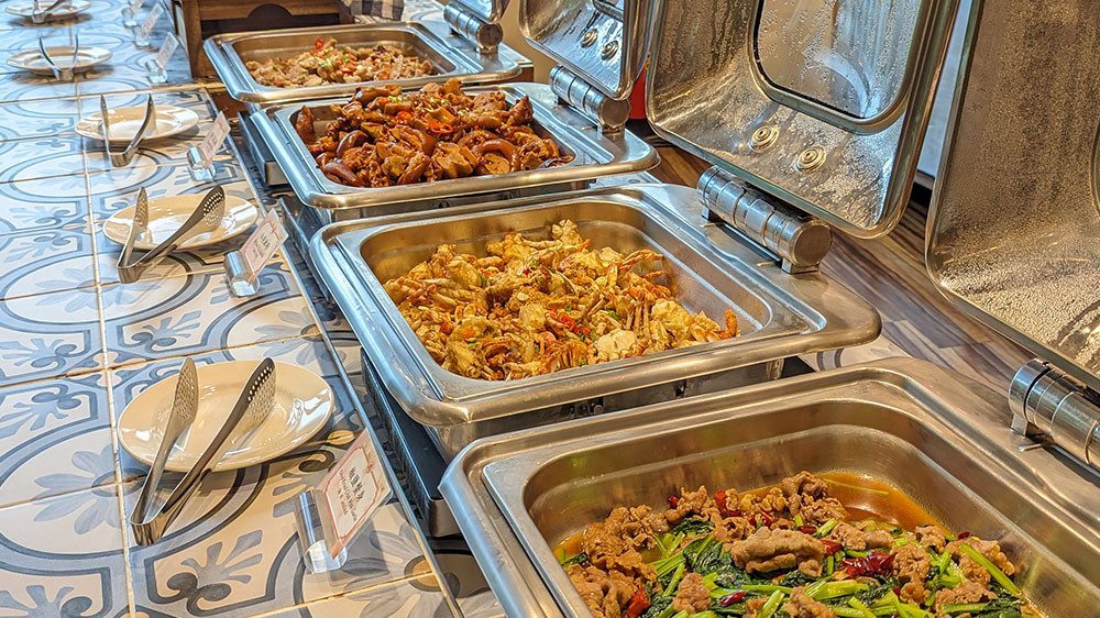 麗香苑餐廳提供豐富多樣的自助餐點