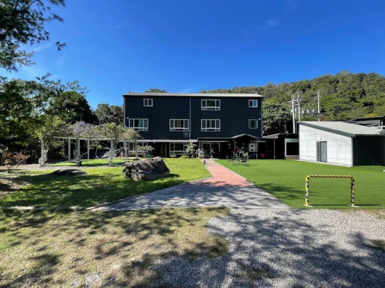 🌿 南投黑爵士民宿｜藏在茶香山林裡的歐風小鎮，遠離塵囂的度假秘境