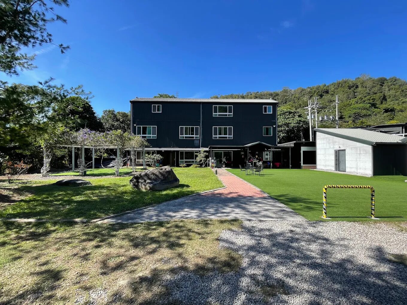 🌿 南投黑爵士民宿｜藏在茶香山林裡的歐風小鎮，遠離塵囂的度假秘境